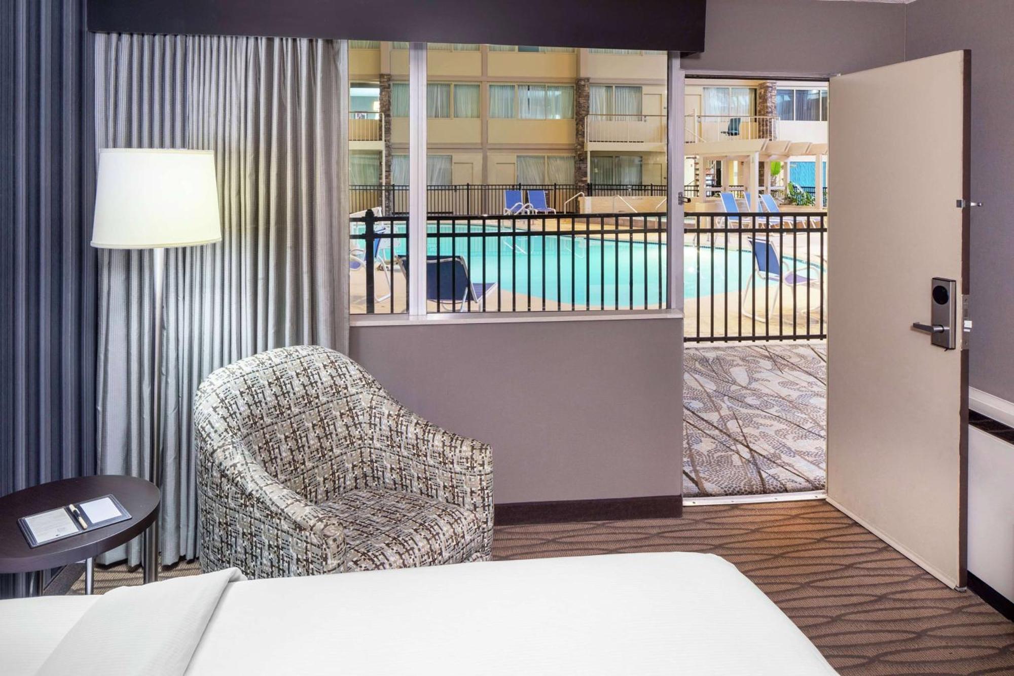 One-Bedroom King Suite with Poolside, Non-Smoking